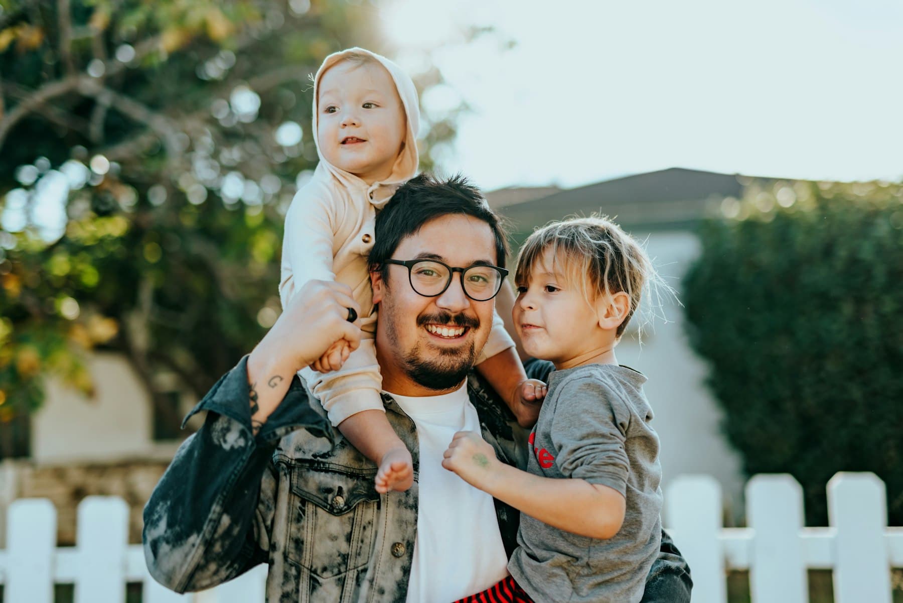 Pai com os filhos no colo, família protegida pela AZ Nobre