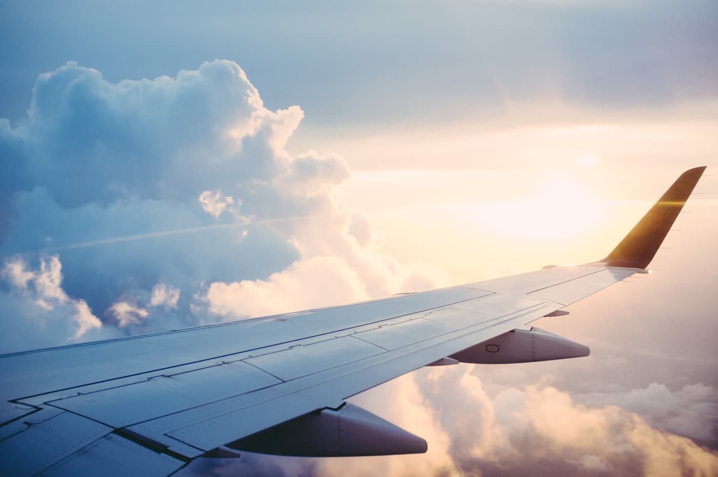 Asa de avião sobre céu azul