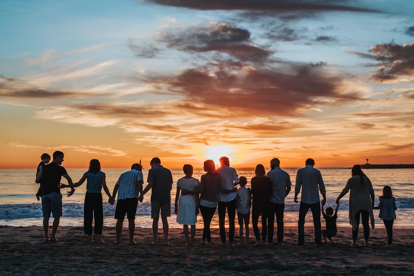 Família ao entardecer protegida pelo seguro de vida
